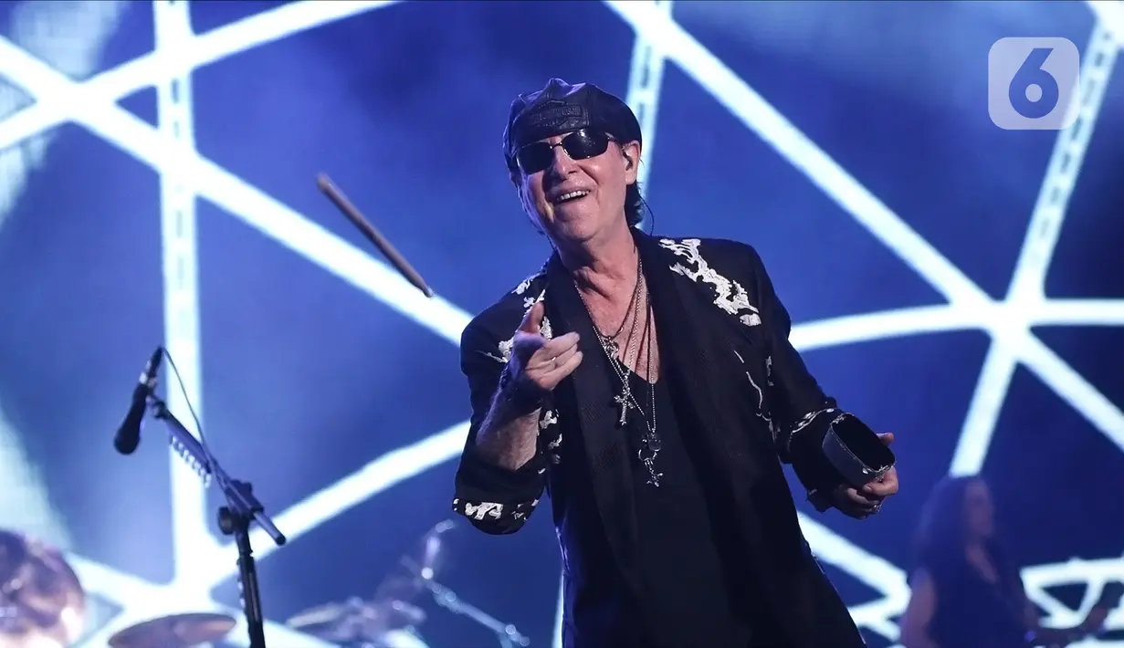 Grup band rock asal Jerman, Scorpions tampil di perhelatan JogjaROCKarta #4 di Stadion Kridosono, Yogyakarta, Minggu (1/3/2020). Scorpions membawakan sejumlah lagu hitsnya seperti Send Me An Angel, Wind of Change hingga Still Loving You. (Fimela.com/Bambang E Ros)