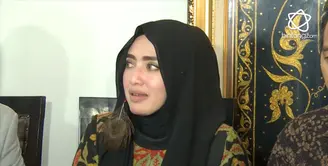 Yulia Mochamad klarifikasi soal isu istri ketiga penyanyi religi Opick.