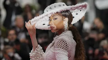 Model Kanada, Winnie Harlow berpose di hadapan fotografer setibanya pada pemutaran perdana film 'The Apprentice' di Festival Film Cannes ke-77, Prancis selatan, Senin (20/5/2024). (Photo by Scott A Garfitt/Invision/AP)