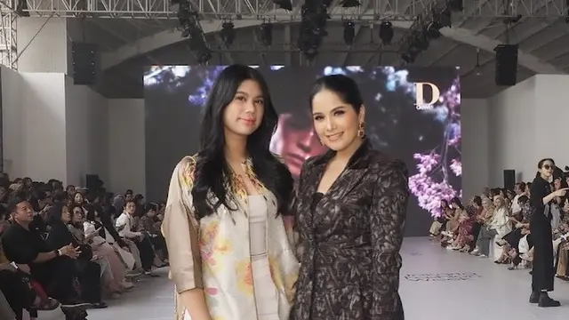 Almira Yudhoyono saat Dampingi Sang Ibundanya Annisa Pohan Hadir di Fashion Show. [@annisayudhoyono]