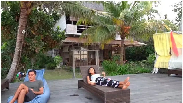 8 Momen Luna Maya saat Pulang Kampung ke Bali, Belikan Sang Ibu Perahu