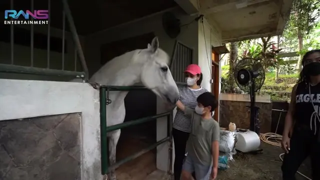 Potret Nagita Slavina bersama kuda pribadinya (Youtube/Rans Entertainment)