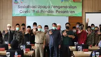 Wakil Bupati garut Helmi Budiman tengah melakukan sosialisasi pencegahan Covid-19, bagi kalangan pengasuh dan pemilik pondok pesantren di Garut, Jawa Barat. (Liputan6.com/Jayadi Supriadin)