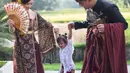 Boy William dan Karen Vendella memakai baju adat Bali ditemani keponakan Boy yang juga memakai kebaya (Foto: Instagram @boywilliam17)