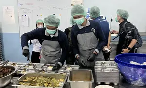 Satuan Pelayanan Pemenuhan Gizi (SPPG) Harapan Mulia, Kemayoran, Jakarta Pusat (Jakpus), kembali menyalurkan Makan Bergizi Gratis (MBG) ke tujuh sekolah dan satu Posyandu usai terakhir beroperasi pada 13 Maret 2026 karena Ramadan hingga libur Lebaran 2026 (Liputan6.com/Winda Nelfira)