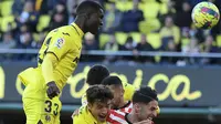 Mamadou Mbacke (kiri), saat dipinjam oleh Villarreal pada 2023. Kini sang pemain direkrut oleh Barcelona dari klub pemiliknya di MLS, Los Angeles FC. (Jose Jordan / AFP)