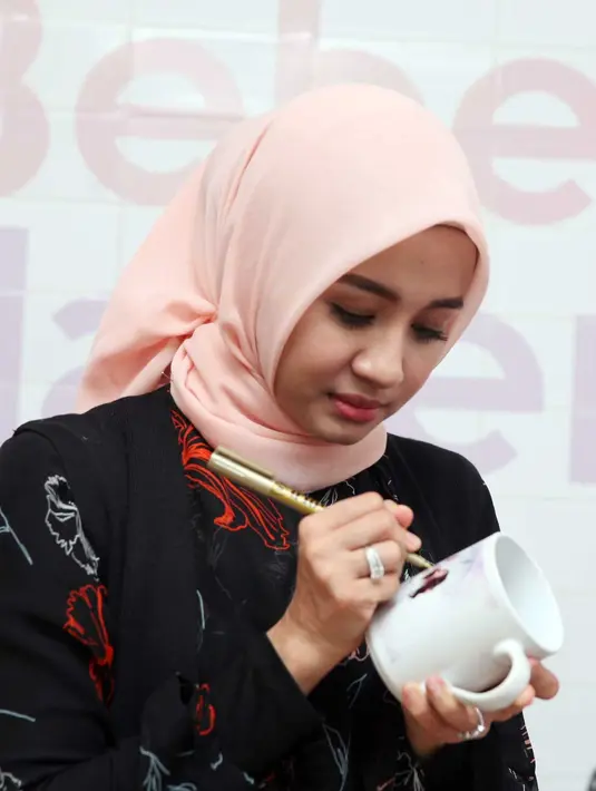 10 hari bukan lah waktu yang sebentar. Pastinya ada rasa rindu yang terjadi di antara pasangan pengantin baru ini. Bukan hanya Emran, Engku Aleesya ternyata juga rindu dengan ibu sambungnya ini. (Nurwahyunan/Bintang.com)