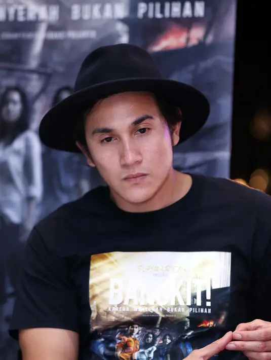 Banyak adegan berbahaya dalam film yang menggambarkan perjuangan tim penyelamat bencana. Meski banyak adegan berbahaya, ia menolak menggunakan pemeran pengganti alias stutman. (Nurwahyunan/Bintang.com)