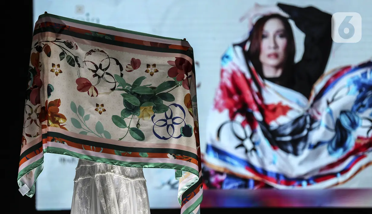 Model mengenakan koleksi scarf dari Sroja saat peluncuran di Jakarta, Sabtu (26/3/2022). Scarf Sroja memiliki bahan dasar Armani Silk yang sangat cocok dipadupadankan dengan seluruh pattern edisi Foliage. (Liputan6.com/Johan Tallo)