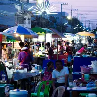 Ingin makan enak tapi kantong kosong atau lagi hemat? Makan di 9 warung tenda ini aja!