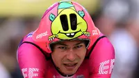 Daftar pertama adalah helm POC Tempor pink bergambar monster kartun hijau milik tim EF Education-Easypost, Stefan Bissegger. Helm tersebut merupakan hasil dari perancangan yang melibatkan juara time trail Olimpiade Beijing 2008, Gustav Larsson dan spesialis aerodinamika dari Semcon, perusahaan teknologi multinasional asal Swedia. (AFP/Thomas Samson)
