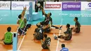 Tim voli duduk putra Indonesia melakukan smash saat menghadapi Iraq pada pertandingan Asian Para Games di GBK, Jakarta, Senin (8/10). Indonesia kalah tiga set langsung dari Iraq. (Merdeka.com/Imam Buhori)