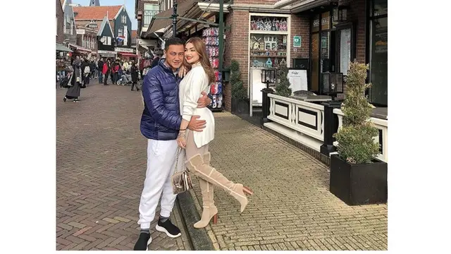 Jarang Tersorot, Ini 7 Potret Terbaru Ibu Sambung Teuku Rassya yang Memesona