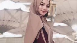 Penampilan Citra Kirana dengan gamis dan hijab menutup dada ini dapat dukungan dari banyak netizen. Banyak yang memuji dan menyukai penampilan terbaru bintang sinetron Istri Tercinta tersebut. (Liputan6.com/IG/@citraciki)