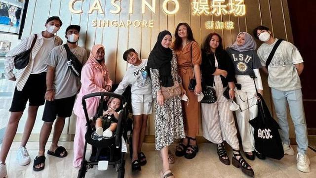 6 Potret Nathalie Holscher dan Kedua Adiknya, Selalu Kompak