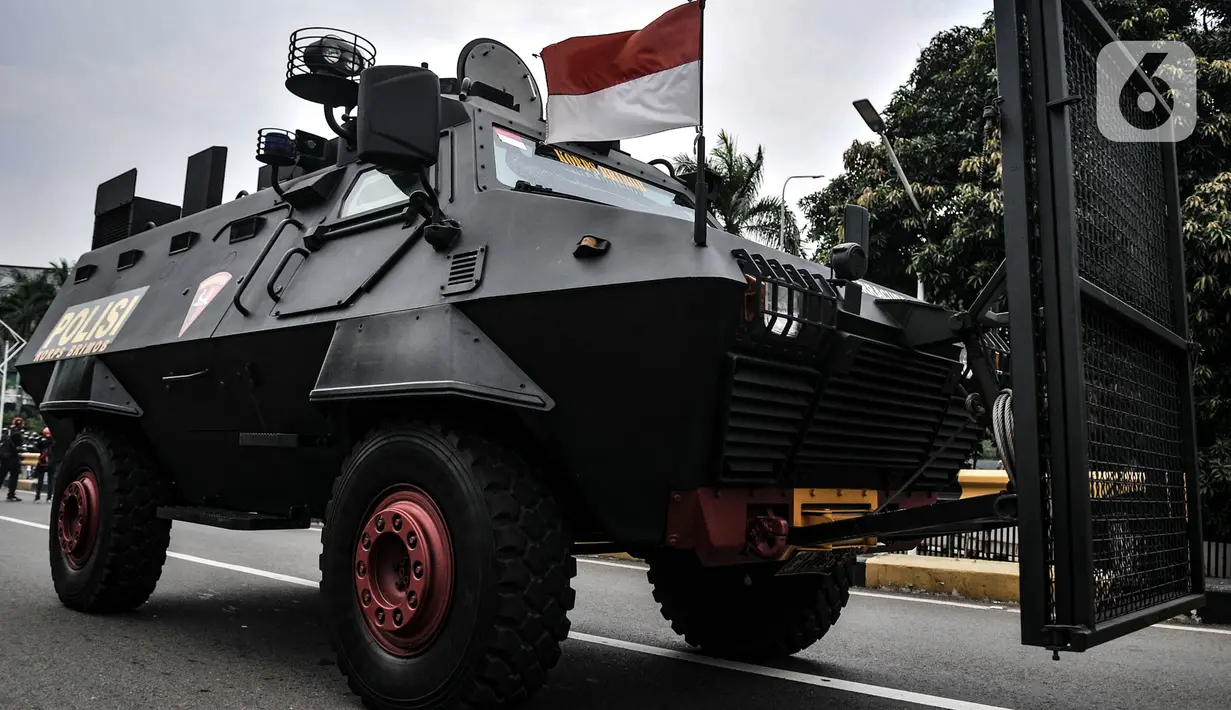 Kendaraan lapis baja dikerahkan untuk mengamankan demonstrasi UU Cipta Kerja di sekitar Gedung DPR RI, Jakarta, Kamis (8/10/2020). Polri mengerahkan 2.500 personel BKO Brimob Nusantara untuk mengamankan unjuk rasa UU Cipta Kerja di Gedung DPR dan sekitarnya. (merdeka.com/Iqbal S. Nugroho)