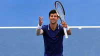 Petenis Serbia, Novak Djokovic, mengalahkan petenis Austria, Dominic Thiem, pada putaran pertama Kooyong Classic di Melbourne, Rabu (10/1/2018). (AFP/William West)