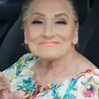 Makeup masih menjadi primadona untuk nenek berusia 80 tahun ini, sehingga ia mendapat julukan sebagai Glam-Ma.