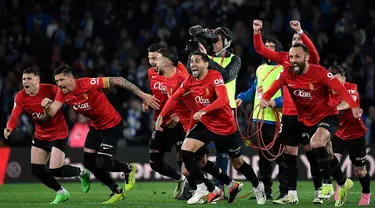 Para pemain Mallorca melakukan selebrasi setelah memenangkan pertandingan sepak bola leg kedua semifinal Copa del Rey (Piala Raja) Spanyol melawan Real Sociedad di Stadion Anoeta, San Sebastian pada 27 Februari 2024. (ANDER GILLENEA/AFP)