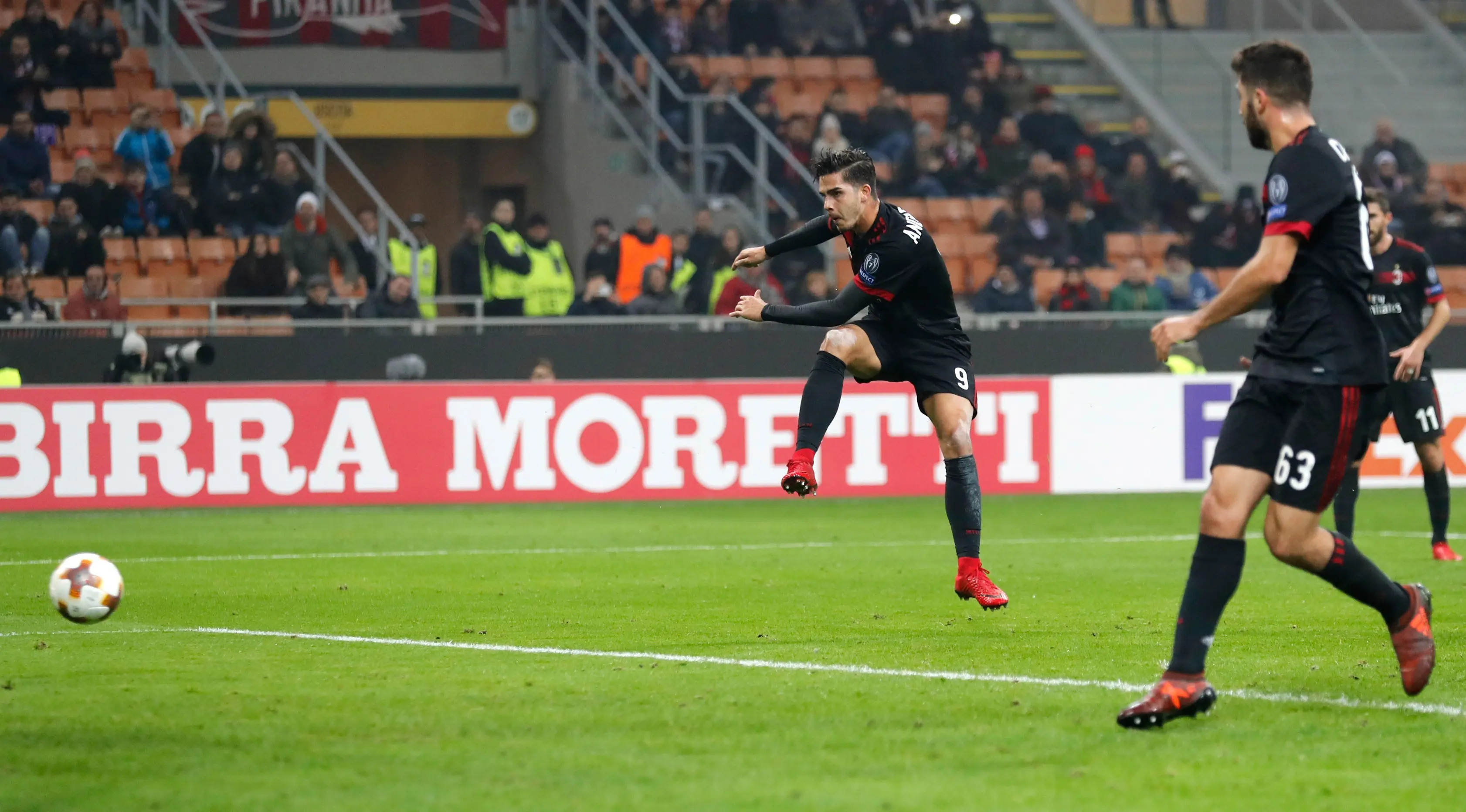 Pemain AC Milan, Andre Silva melakukan tendangan ke gawang Austria Wien pada matchday kelima Liga Europa di Stadion San Siro, Jumat (24/11). AC Milan memastikan diri lolos sebagai juara Grup D usai menang 5-1. (AP/Antonio Calanni)