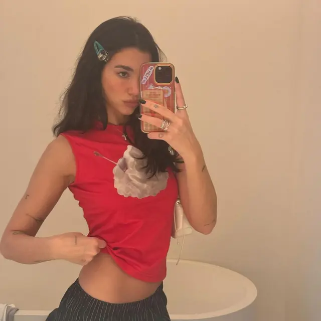 6 Gaya Dua Lipa Kulineran Sebelum Konser di Singapura, Tampil Trendy Pakai Baby Tee hingga Edgy Serba Hitam