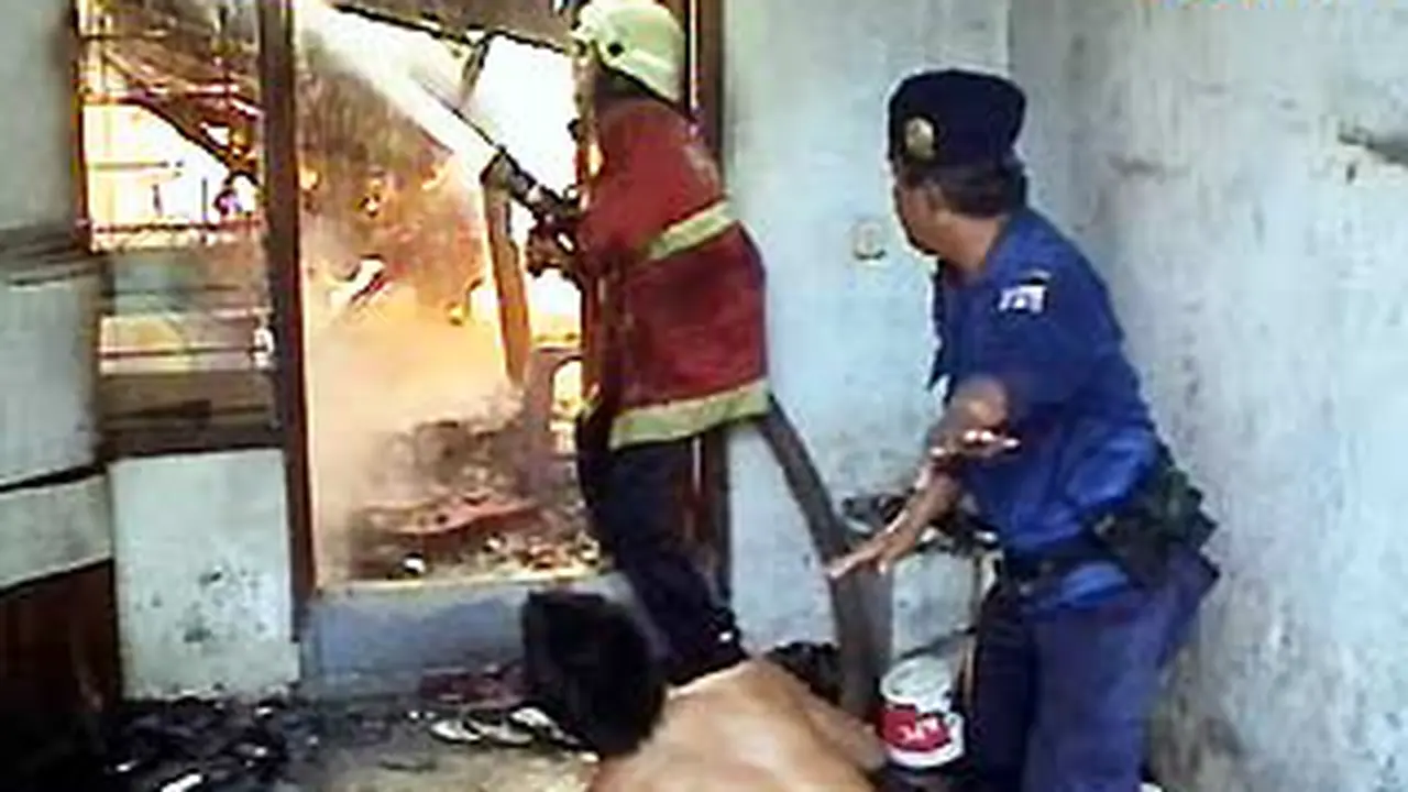 091204terk6_kebakaran.jpg
