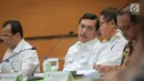 Menko Kemaritiman Luhut Binsar Pandjaitan (kedua kiri) berbincang dengan Menkominfo Rudiantara (kedua kanan) disela jumpa pers Revisi PM 26 Tahun 2017 di Kemenhub, Jakarta (19/10). (Liputan6.com/Faizal Fanani)