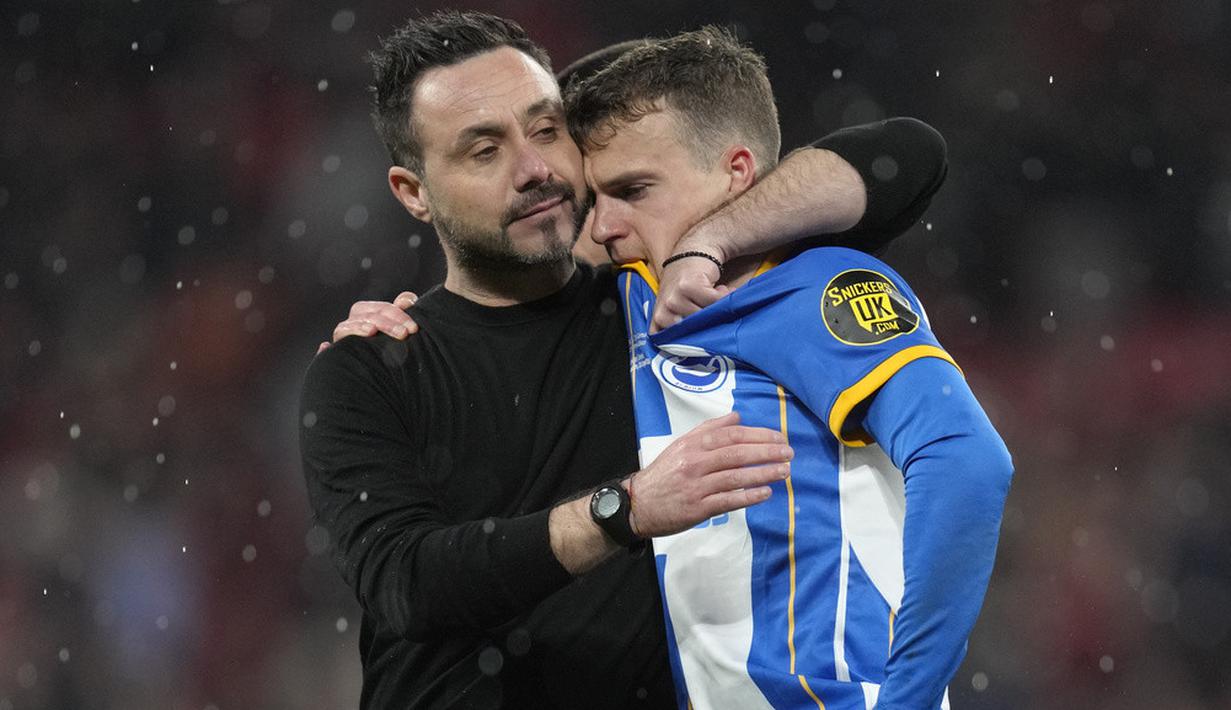 <p>Karena tidak ada gol lagi, maka pertandingan ditentukan melalui adu penalti. Di adu penalti ini, kedua tim juga imbang hingga lima penendang pertama. Semuanya masuk. (AP Photo/Kirsty Wigglesworth)</p>