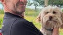 Hugh Jackman berfoto dengan anjing peliharaannya. Aktor yang juga penyanyi ini merupakan seorang dog person. (Instagram/@thehughjackman)