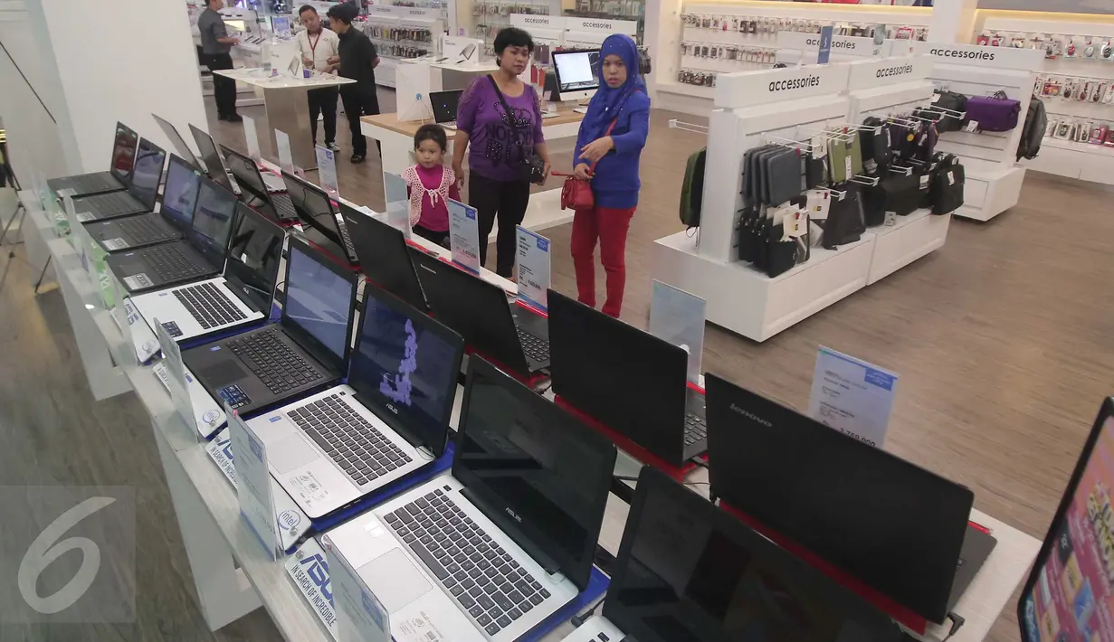 Pengunjung melihat produk elektronik yang dijual di Electronic city di Jakarta, Kamis (21/1). Hal ini disebabkan karena dibebani biaya produksi yang relatif mahal dibandingkan negara-negara Asia Tenggara lainnya. (Liputan6.com/Angga Yuniar)