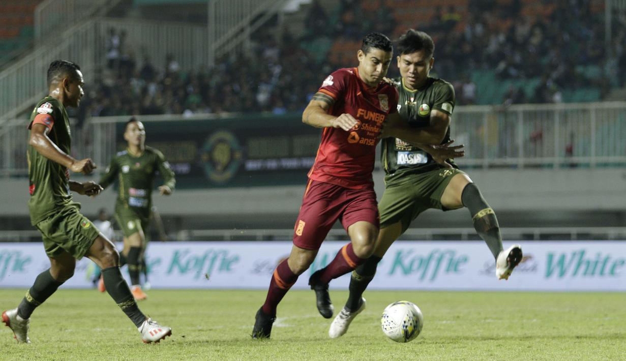 Striker Borneo FC, Matias Conti, berebut bola dengan pemain Tira Persikabo pada laga Shopee Liga 1 di Stadion Pakansari, Bogor, Minggu (1/9). Borneo tahan imbang 2-2 Tira Persikabo. (Bola.com/Yoppy Renato)