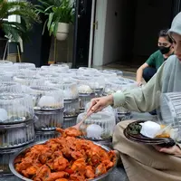 Shireen Sungkar menyiapkan menu buka puasa hasil masakannya Ayam Saus Padang (Foto: Dok. FITRI)