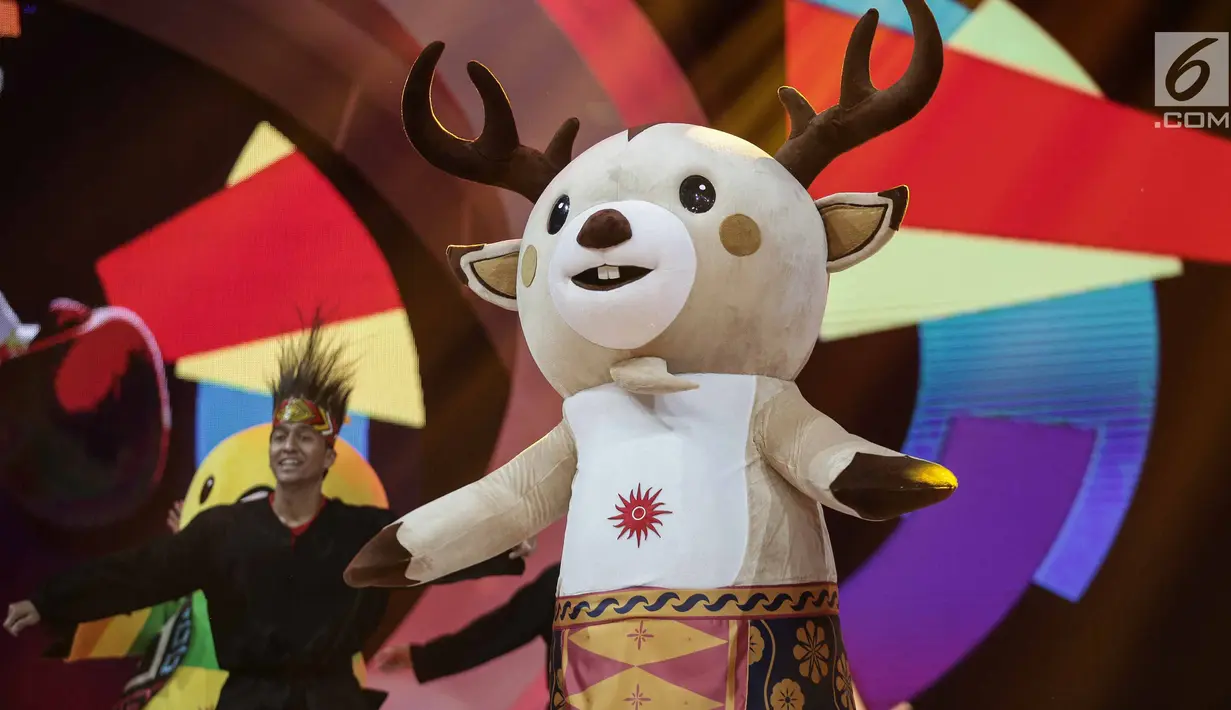 Maskot Asian Games 2018, Atung saat tampil dalam Konser 100 Hari Menuju Asian Games 2018 di Studio 6 Emtek, Jakarta, Kamis (10/5). Maskot Atung merupakan seekor rusa Bawean dari Indonesia bagian tengah. (Liputan6.com/Faizal Fanani)