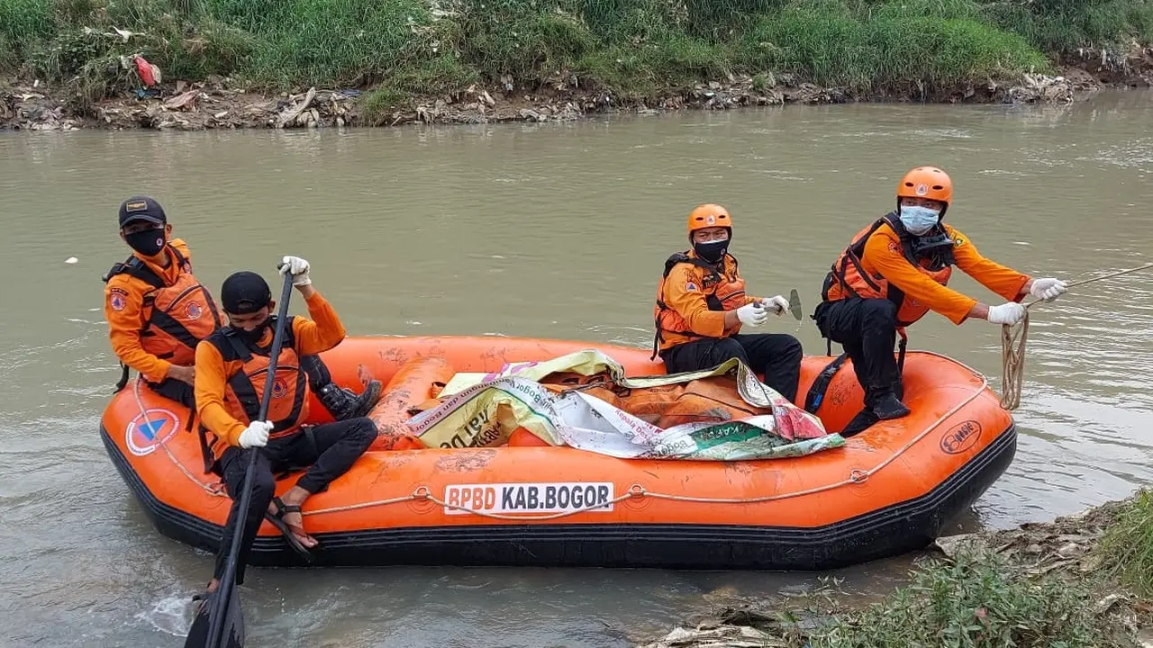 Tim SAR mengevakuasi jasad wanita yang diduga menceburkan diri ke Sungai Cileungsi, Bogor