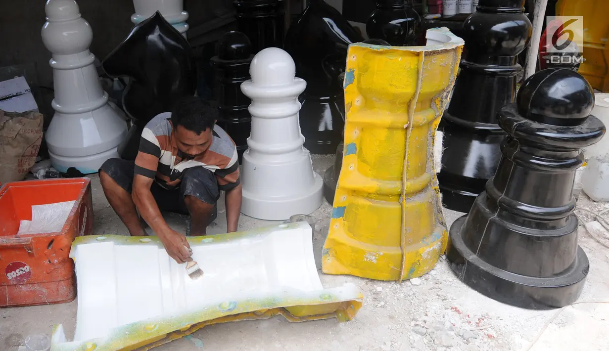 Perajin bidak catur menyelesaikan pembuatan bidak catur raksasa di kawasan Pondok Aren, Tangerang Selatan, Selasa (16/10). Catur raksasa yang memiliki berat  5,5 kg hingga 10 kg itu dijual dengan harga Rp. 105 juta per satu set. (Merdeka.com/Arie Basuki)