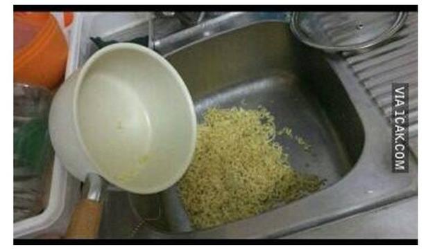 6 Momen Apes Masak Mi Berujung Tumpah Ini Bikin Kecewa