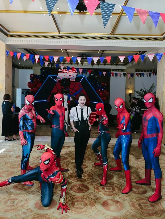 Perayaan ulang tahun tersebut mengambil tema salah satu karakter superhero, Spiderman. [@sandradewi88]