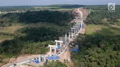 Foto udara antrean kendaraan pemudik saat melintasi tanjakan Jembatan Kali Kenteng di ruas tol fungsional Salatiga-Kartasura, Kab Semarang, Jateng, Selasa (12/6). Kepadatan terjadi karena belum selesainya pembangunan jembatan. (Liputan6.com/Arya Manggala)