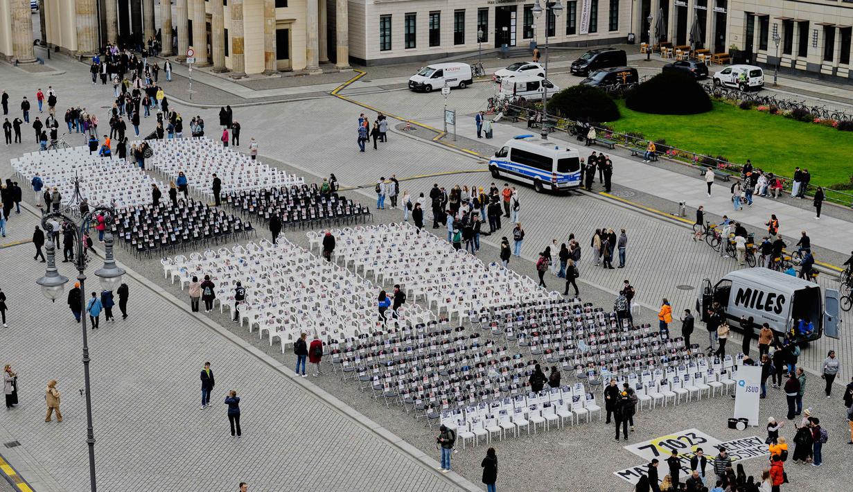 Tanggal ini diperingati salah satunya dengan pemasangan instalasi 1.000 kursi dengan foto-foto korban tewas dan hilang dalam serangan tersebut. (AP Photo/Markus Schreiber)