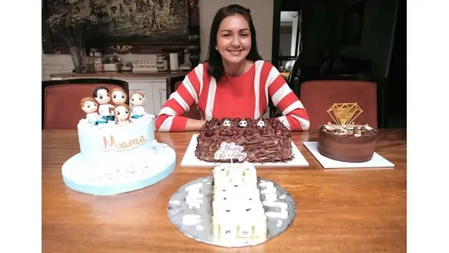 Darius dan anak-anaknya memberi kue ulang tahun dengan berbagai bentuk yang lucu.