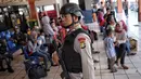 Pasukan Brimob Polda Metro Jaya bersenjata lengkap berjaga di Terminal Kampung Rambutan, Jakarta, Selasa (19/6). Penjagaan dilakukan untuk memberi rasa aman kepada pemudik pada arus balik Lebaran 2018. (Liputan6.com/Faizal Fanani)
