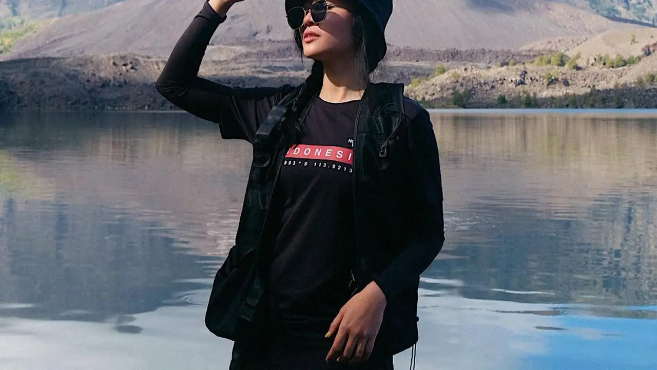 Febby Rastanty Jajal Hiking di Kawah Segara Anak, Hobi Naik Gunung