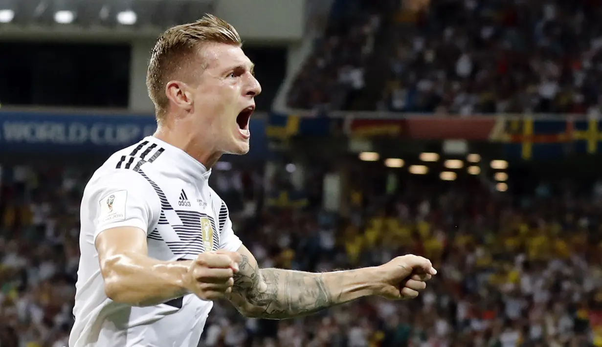 Gelandang Jerman, Toni Kroos, merayakan gol yang dicetaknya ke gawang Swedia pada laga grup F Piala Dunia di Stadion Fisht, Sochi, Sabtu (23/6/2018). Gol injury time dirinya beri kemenangan untuk Jerman. (AP/Frank Augstein)