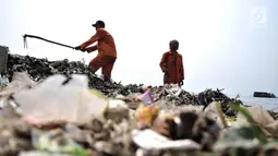 Petugas membersihkan sampah di pesisir Cilincing, Jakarta, Rabu (28/3). Tumpukan sampah tersebut memenuhi pesisir Cilincing mulai dari KBN Marunda hingga pemukiman warga yang diperkirakan mencapai ratusan ton. (Merdeka.com/Iqbal S. Nugroho)