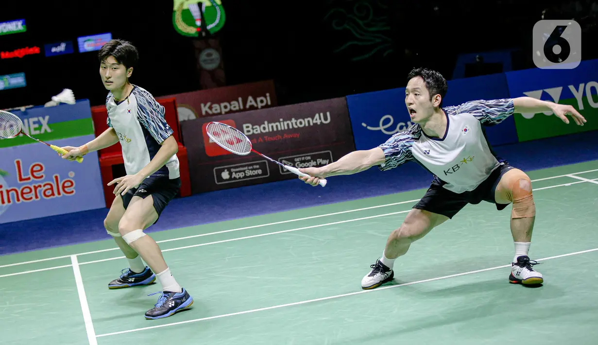 Pebulu tangkis ganda putra Korea Selatan Choi Sol Gyu/Kim Won Ho saat melawan pebulu tangkis ganda putra China Liu Yu Chen/Ou Xuan Yi pada pertandingan final East Ventures Indonesia Open 2022 di Istora Senayan, Jakarta, Minggu (19/6/2022). China Liu Yu Chen/Ou Xuan Yi juara East Ventures Indonesia Open 2022 usai mengalahkan Choi Sol Gyu/Kim Won Ho dengan skor 21-17 dan 23-21. (Liputan6.com/Faizal Fanani)