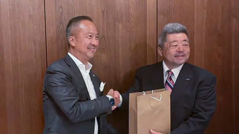 Menteri Perindustrian (Menperin) Agus Gumiwang Kartasasmita berbincang dengan Senior Executive Officer Isuzu Motors Ltd. Yasuyuki Niijima