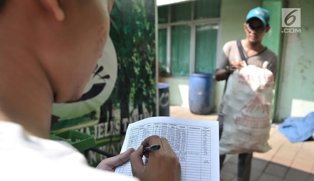 Petugas Bank Sampah Majelis Taklim menghitung karung sampah dari salah satu warga di Kecamatan Koja, Jakarta, Senin (15/7/2019). Warga harus menabung sampah hingga senilai Rp5,7 juta agar bisa ditukarkan dengan liburan ke salah satu dari tiga negara tersebut. (merdeka.com/Iqbal S. Nugroho)