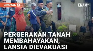 Proses Evakuasi Lansia Akibat Pergerakan Tanah di Bandung