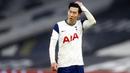 Penyerang Tottenham Hotspur, Son Heung-min, tampak kecewa usai gagal menaklukkan Fulham pada laga Liga Inggris di London, Rabu (13/1/2021). Kedua tim bermain imbang 1-1. (Matthew Childs/Pool via AP)