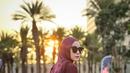 Seperti potret ini, berpose dengan latar matahari terbenam, Zaskia tampil casual chic mengenakan long sleeve top maroon dipadukan dengan hijab warna senada dan cargo pants warna krem. (Instagram/zaskiadyamecca).